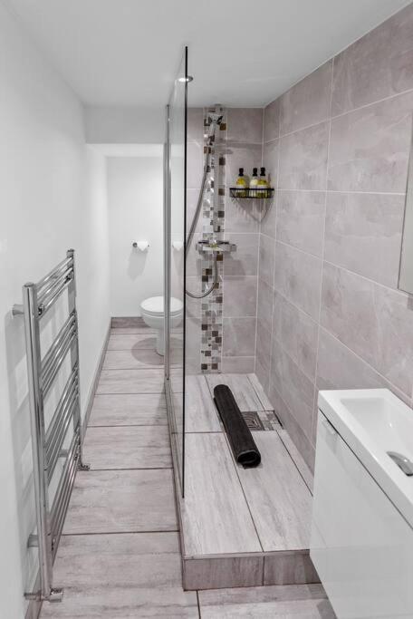 Newly Refurbed, Central Apartment With Free Parking And Hot Tub Lytham St. Annes Eksteriør bilde