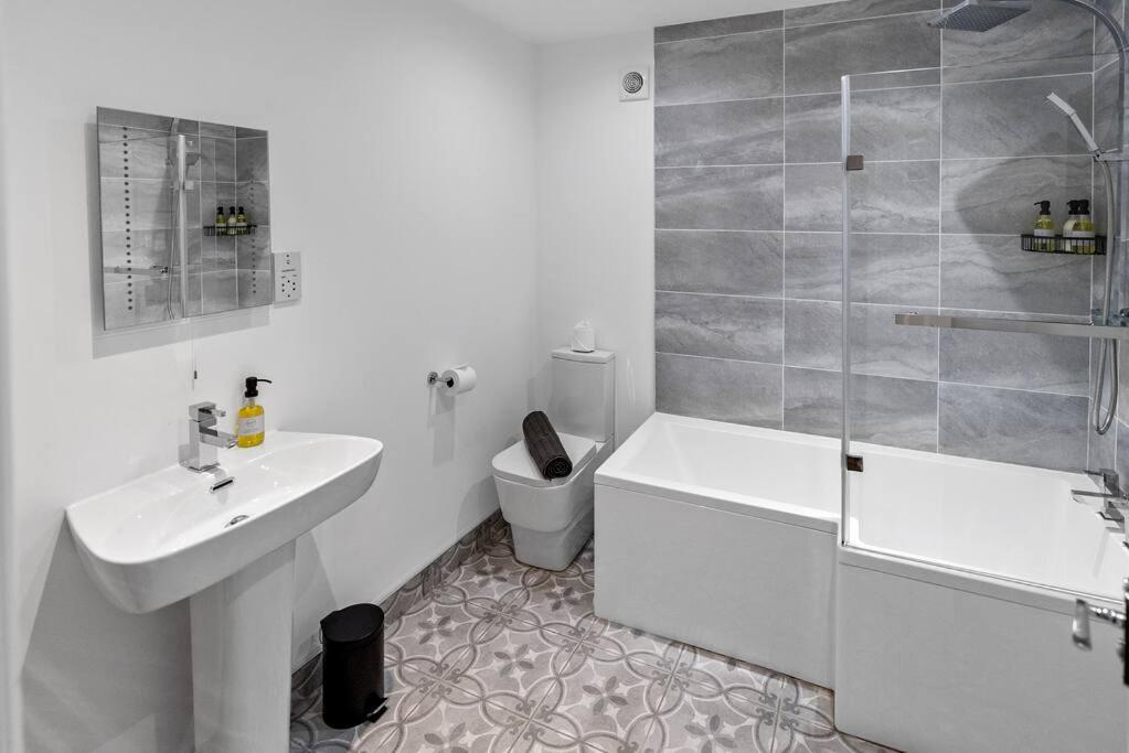 Newly Refurbed, Central Apartment With Free Parking And Hot Tub Lytham St. Annes Eksteriør bilde