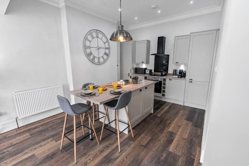 Newly Refurbed, Central Apartment With Free Parking And Hot Tub Lytham St. Annes Eksteriør bilde