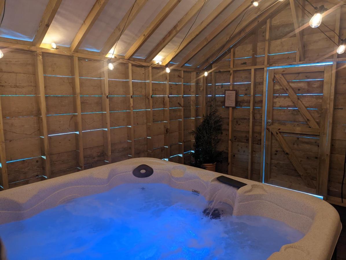 Newly Refurbed, Central Apartment With Free Parking And Hot Tub Lytham St. Annes Eksteriør bilde